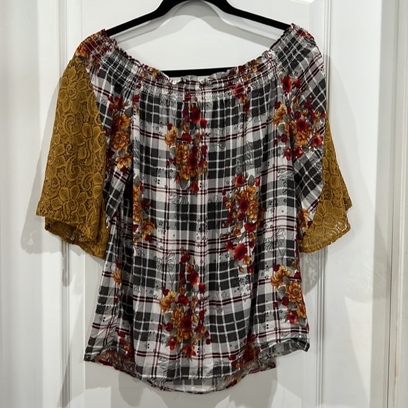 Off shoulder blouse with lace sleeves - Picture 3 of 3